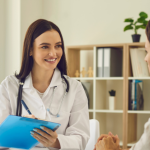 O Instituto Econacional destaca que dispositivos wearables melhoram o monitoramento de saúde de pacientes remotos.