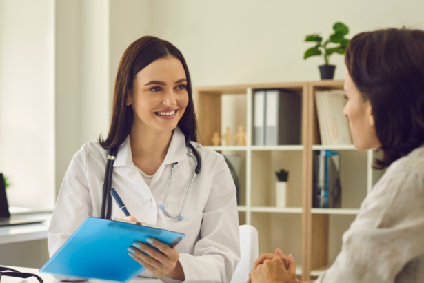 O Instituto Econacional destaca que dispositivos wearables melhoram o monitoramento de saúde de pacientes remotos.