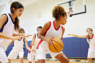 Descubra como, segundo Sergio Bento de Araújo, o desporto na educação contribui para melhorar o desempenho académico e o desenvolvimento dos alunos.