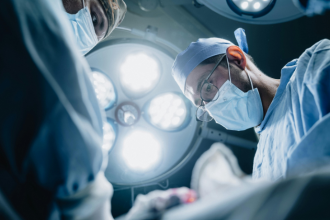 Haeckel Cabral Moraes analisa os factores do pós-operatório que influenciam a recuperação.