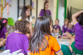 Educação e afeto e o papel da Sigma Educação e Tecnologia Ltda na promoção de uma comunicação empática que reforça o envolvimento dos alunos.