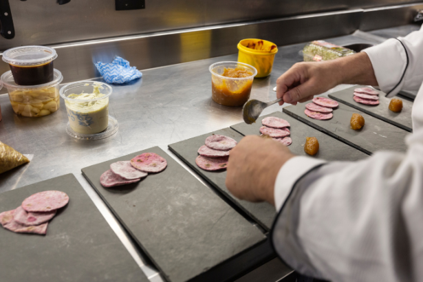Uma experiência gastronômica revela como escolhas e limites estão ligados à responsabilidade, conforme reflete Hebron Costa Cruz de Oliveira.