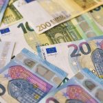 Notas de euro de diferentes valores, representando os fundos europeus do PRR.