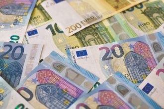 Notas de euro de diferentes valores, representando os fundos europeus do PRR.