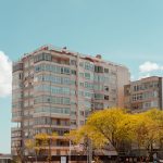 Edifício residencial contemporâneo em Lisboa, fotografado contra um céu azul.
