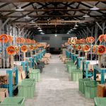 Pavilhão industrial amplo com máquinas e equipamentos de produção