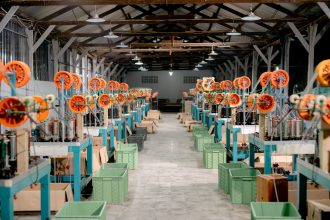 Pavilhão industrial amplo com máquinas e equipamentos de produção