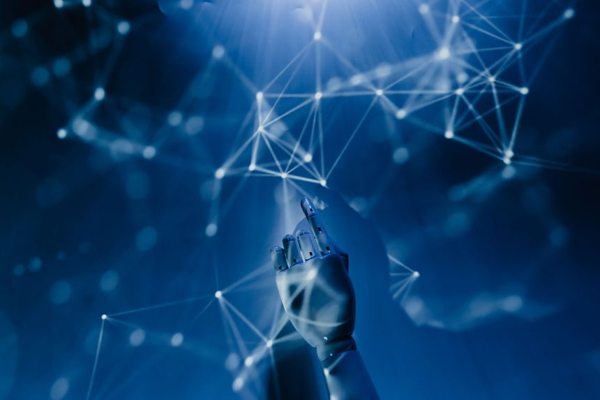 Mão robótica alcança uma rede digital luminosa sobre fundo azul, representando a inteligência artificial.