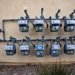 Contadores de gás instalados numa parede exterior de um edifício urbano
