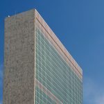 Edifício-sede das Nações Unidas em Nova Iorque visto contra um céu azul