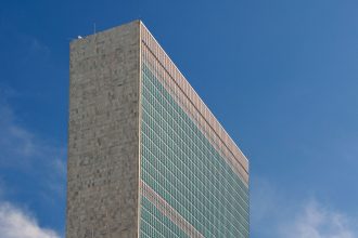 Edifício-sede das Nações Unidas em Nova Iorque visto contra um céu azul