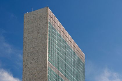 Edifício-sede das Nações Unidas em Nova Iorque visto contra um céu azul
