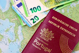 Passaportes português e austríaco sobre um mapa da Europa, acompanhados por notas de euro.