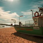 Embarcação de pesca junto à costa arenosa de Lavra, no distrito do Porto.