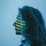 Silhueta de uma mulher com código binário projetado sobre o rosto, em uma composição conceitual sobre tecnologia digital e inteligência artificial