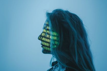 Silhueta de uma mulher com código binário projetado sobre o rosto, em uma composição conceitual sobre tecnologia digital e inteligência artificial