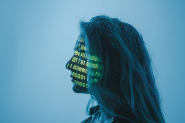 Silhueta de uma mulher com código binário projetado sobre o rosto, em uma composição conceitual sobre tecnologia digital e inteligência artificial