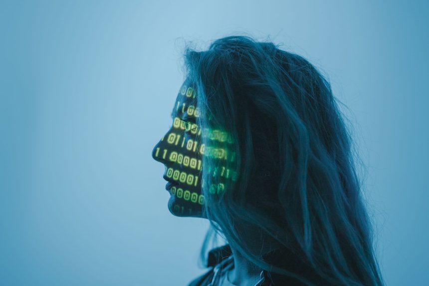 Silhueta de uma mulher com código binário projetado sobre o rosto, em uma composição conceitual sobre tecnologia digital e inteligência artificial